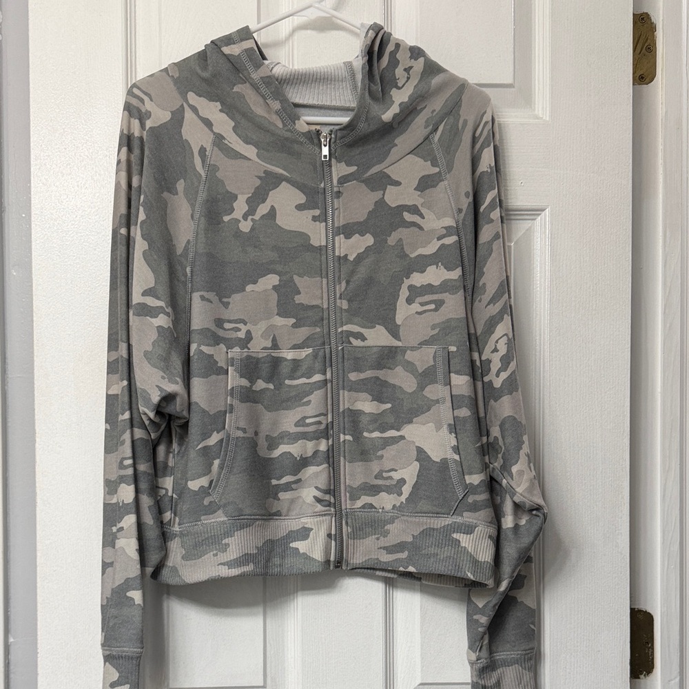 NWT Chaser Camouflage Zip-Up Hoodie with pockets. Size Small- super soft!!